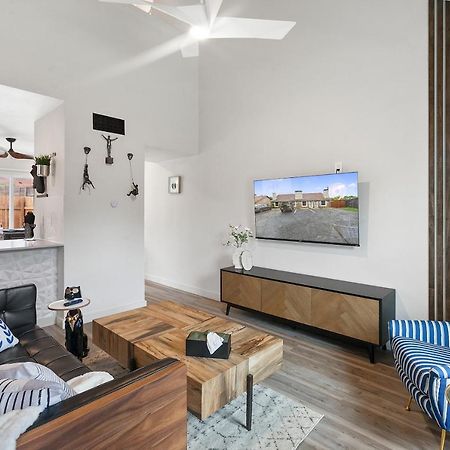 Contemporary Couples Getaway Near Austin Favorites - Loft 21 Daire Dış mekan fotoğraf