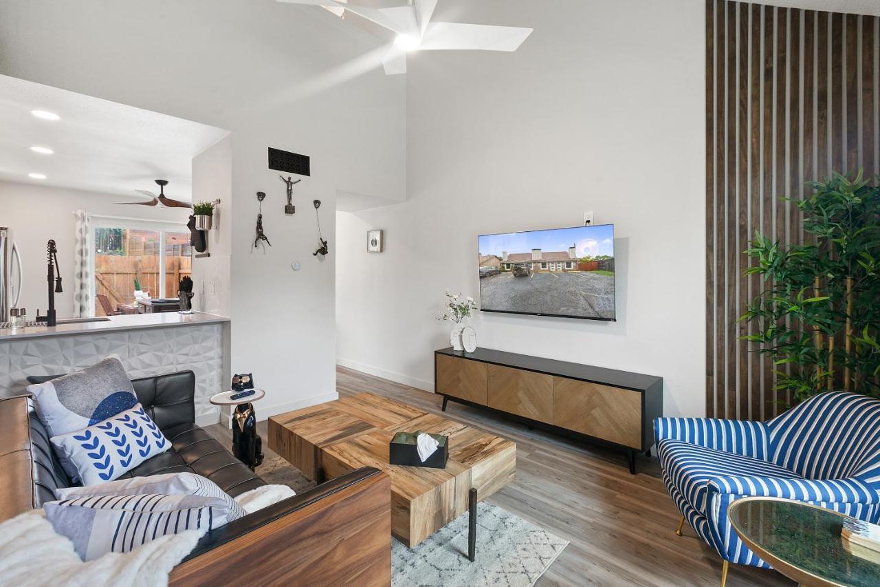 Contemporary Couples Getaway Near Austin Favorites - Loft 21 Daire Dış mekan fotoğraf