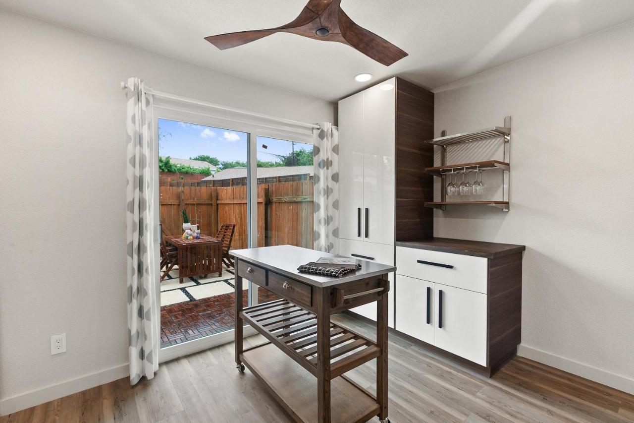 Contemporary Couples Getaway Near Austin Favorites - Loft 21 Daire Dış mekan fotoğraf