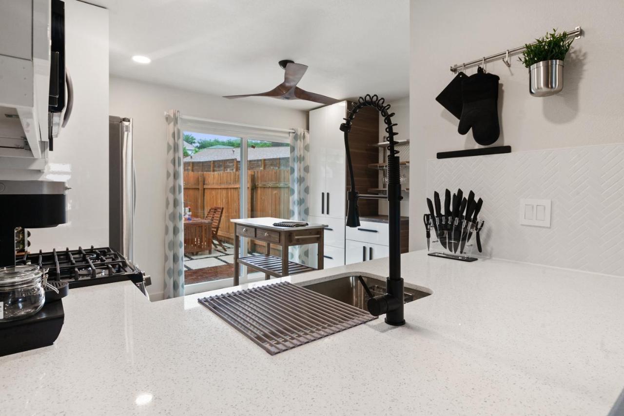Contemporary Couples Getaway Near Austin Favorites - Loft 21 Daire Dış mekan fotoğraf