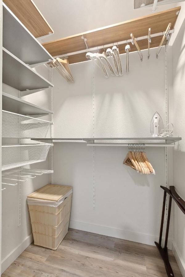 Contemporary Couples Getaway Near Austin Favorites - Loft 21 Daire Dış mekan fotoğraf